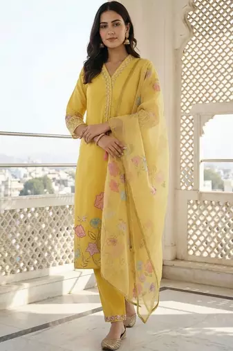 Women Floral Embroidered Thread Work Kurta with Trousers & With Dupatta