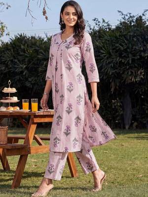Women Floral Printed Cotton Kurta with Trousers 5