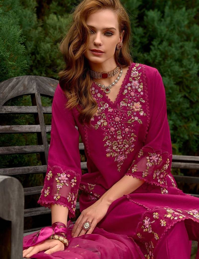 Women Floral Embroidered Thread Work Kurta with Trousers & With Dupatta