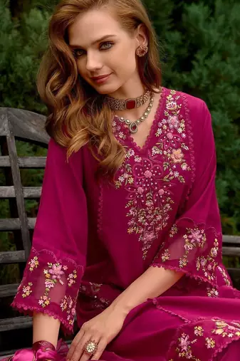 Women Floral Embroidered Thread Work Kurta with Trousers & With Dupatta