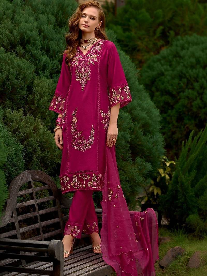 Women Floral Embroidered Thread Work Kurta with Trousers & With Dupatta