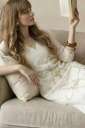 Women Floral Embroidered Thread Work Kurta with Trousers