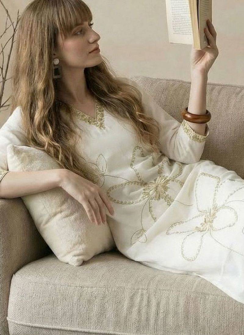 Women Floral Embroidered Thread Work Kurta with Trousers