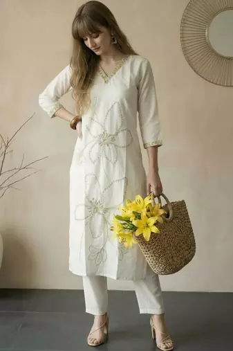 Women Floral Embroidered Thread Work Kurta with Trousers
