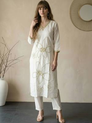 Women Floral Embroidered Thread Work Kurta with Trousers 1
