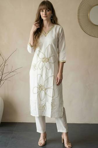 Women Floral Embroidered Thread Work Kurta with Trousers