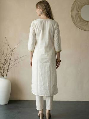 Women Floral Embroidered Thread Work Kurta with Trousers 5