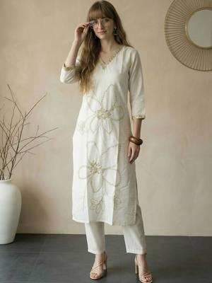 Women Floral Embroidered Thread Work Kurta with Trousers 6