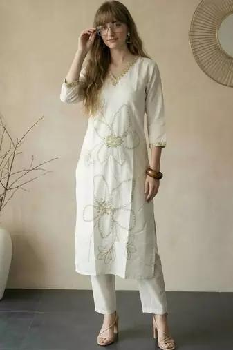 Women Floral Embroidered Thread Work Kurta with Trousers