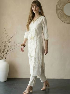 Women Floral Embroidered Thread Work Kurta with Trousers 7