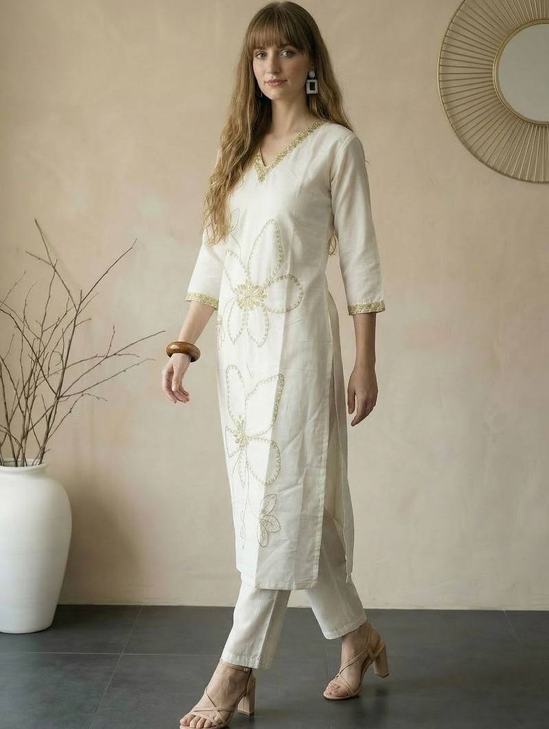 Women Floral Embroidered Thread Work Kurta with Trousers
