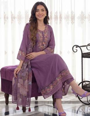 Women Floral Embroidered Regular Thread Work Liva Kurta with Trousers & With Dupatta 1