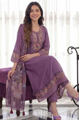 Women Floral Embroidered Regular Thread Work Liva Kurta with Trousers & With Dupatta
