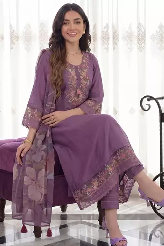 Women Floral Embroidered Regular Thread Work Liva Kurta with Trousers & With Dupatta