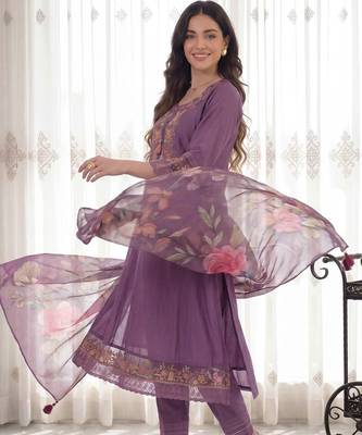 Women Floral Embroidered Regular Thread Work Liva Kurta with Trousers & With Dupatta 2