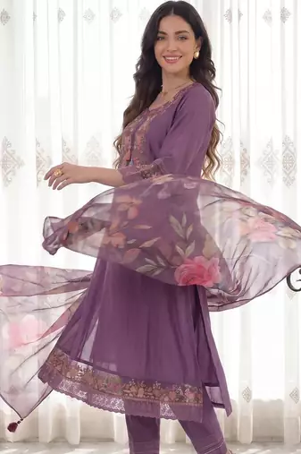 Women Floral Embroidered Regular Thread Work Liva Kurta with Trousers & With Dupatta