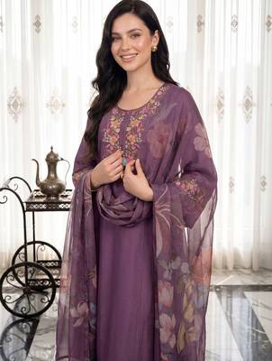 Women Floral Embroidered Regular Thread Work Liva Kurta with Trousers & With Dupatta 3