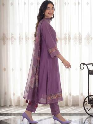 Women Floral Embroidered Regular Thread Work Liva Kurta with Trousers & With Dupatta 4