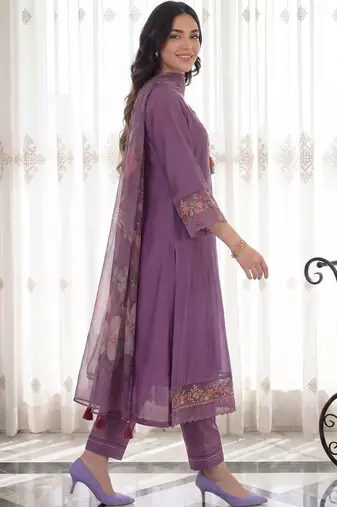 Women Floral Embroidered Regular Thread Work Liva Kurta with Trousers & With Dupatta
