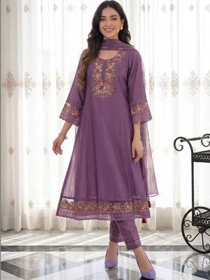 Women Floral Embroidered Regular Thread Work Liva Kurta with Trousers & With Dupatta 5