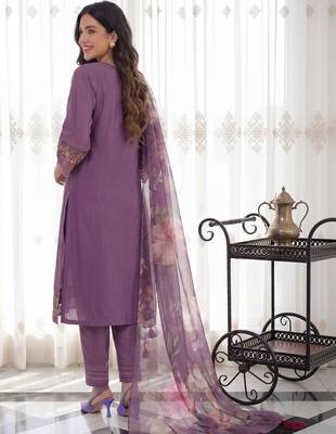 Women Floral Embroidered Regular Thread Work Liva Kurta with Trousers & With Dupatta 6