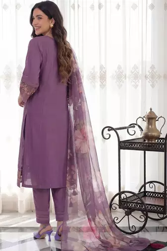 Women Floral Embroidered Regular Thread Work Liva Kurta with Trousers & With Dupatta