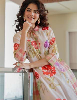 Women Floral Printed Cotton Kurta with Trousers 1