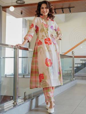 Women Floral Printed Cotton Kurta with Trousers 2