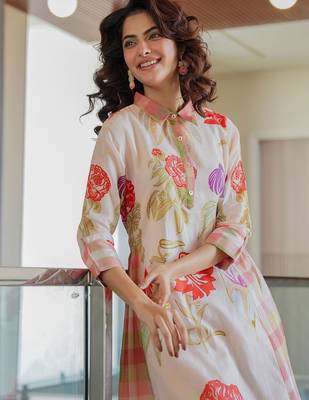 Women Floral Printed Cotton Kurta with Trousers 3