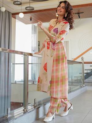 Women Floral Printed Cotton Kurta with Trousers 4