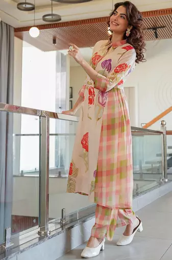 Women Floral Printed Cotton Kurta with Trousers