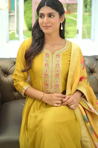 Women Floral Embroidered Sequinned Kurta with Trousers & With Dupatta
