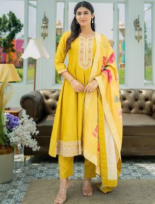 Women Floral Embroidered Sequinned Kurta with Trousers & With Dupatta 1