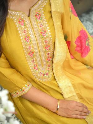 Women Floral Embroidered Sequinned Kurta with Trousers & With Dupatta 3