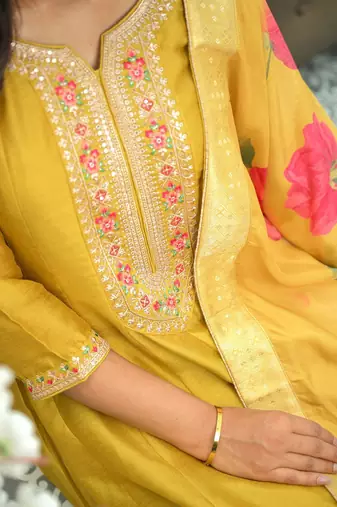 Women Floral Embroidered Sequinned Kurta with Trousers & With Dupatta