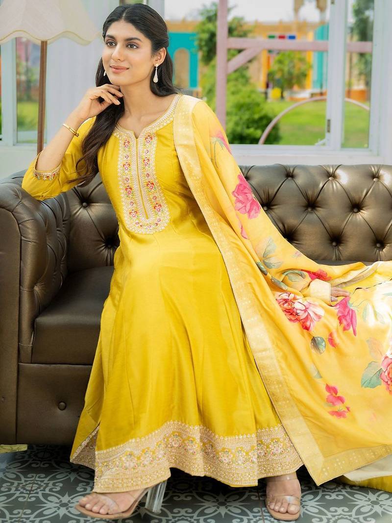Women Floral Embroidered Sequinned Kurta with Trousers & With Dupatta