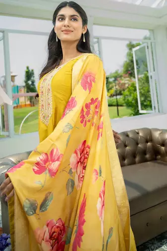 Women Floral Embroidered Sequinned Kurta with Trousers & With Dupatta