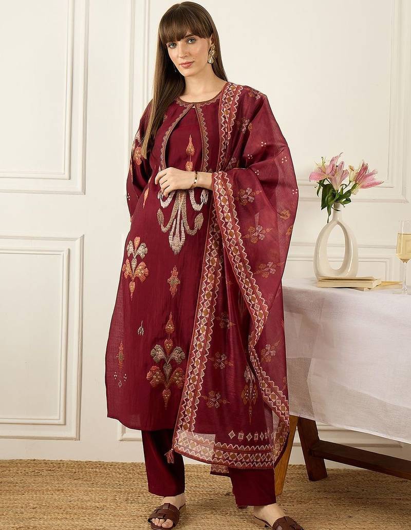 Ethnic Motifs Embroidered Round Neck Thread Work Kurta With Trousers & Dupatta