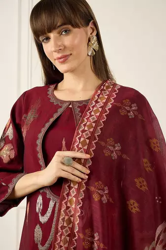 Ethnic Motifs Embroidered Round Neck Thread Work Kurta With Trousers & Dupatta