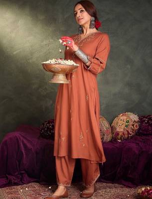 Women Ethnic Motifs Embroidered Thread Work Kurta with Palazzos 4