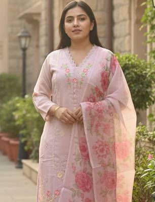 Women Floral Embroidered Thread Work Kurta with Trousers & Dupatta 2