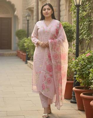 Women Floral Embroidered Thread Work Kurta with Trousers & Dupatta 1