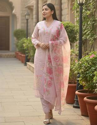 Women Floral Embroidered Thread Work Kurta with Trousers & Dupatta 3