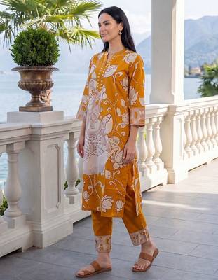Women Ethnic Motifs Printed Cotton Kurta with Trousers 3