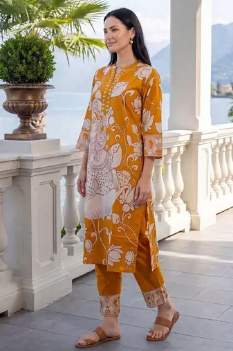 Women Ethnic Motifs Printed Cotton Kurta with Trousers