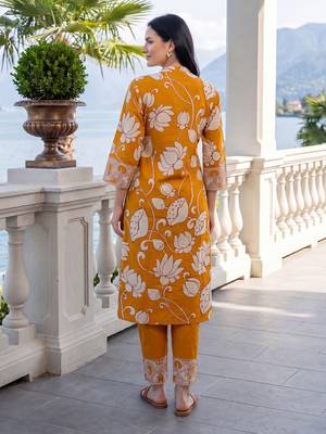 Women Ethnic Motifs Printed Cotton Kurta with Trousers 4