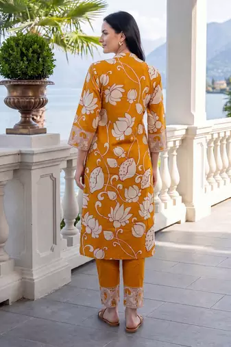 Women Ethnic Motifs Printed Cotton Kurta with Trousers
