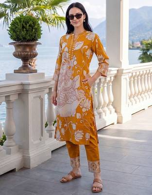 Women Ethnic Motifs Printed Cotton Kurta with Trousers 5