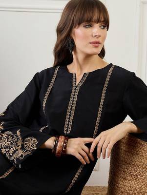 Women Ethnic Motifs Embroidered Kurta with Trousers 2