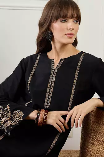 Women Ethnic Motifs Embroidered Kurta with Trousers